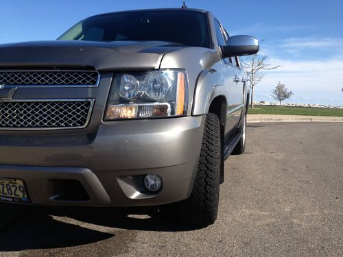 07 chevrolet tahoe ltz loaded! very clean in and out, gray with black leather