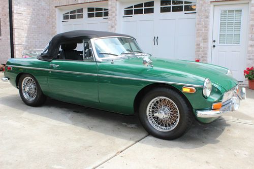 1970 amazing restored mgb with 2 tops and garage kept. very nice british car!!!!