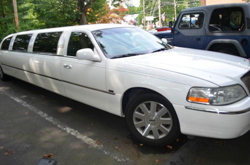 2004 lincoln town car executive limousine 4-door 4.6l