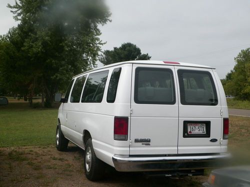 2008 white ford e-series 15 passenger van