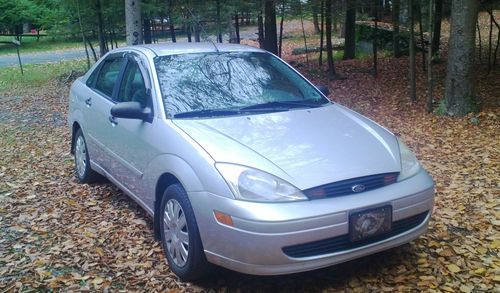 2004 ford focus se 4dr 2.0 excellent condition garage kept 35 mpg 96k