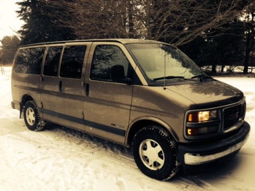 Gmc savana 1500 8 passenger van