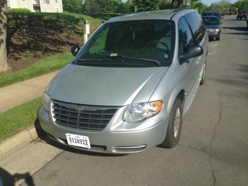 2005 chrysler town and country****wheel chair***** manual ramp