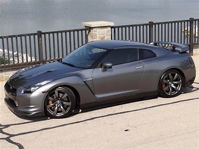 2009 nissan gt-r premium awd! only 5k miles! gry/blk! navigation! 1-owner clean!