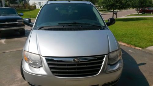 2007 chrysler town &amp; country touring edition- silver, v6, auto, excel condition