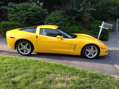 2005 chevroet corvette - yellow, excellent condition