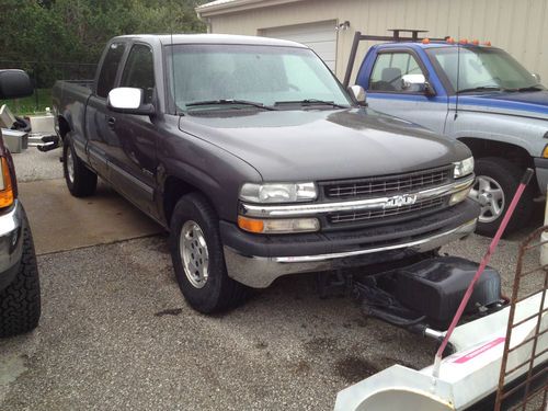 2000 chevrolet silverado 4 x 4 with 3rd door, includes blizzard snow plow