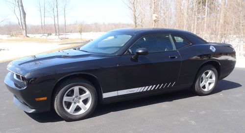 2009 dodge challenger se coupe 2-door 3.5l like showroom condition