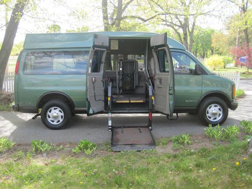 Wheelchair lift disabled handicap van wheel chair lift low miles extended exp