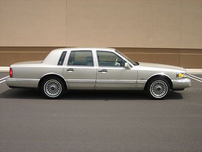 1997 lincoln town car executive edition only 83k miles non smoker no reserve!!!