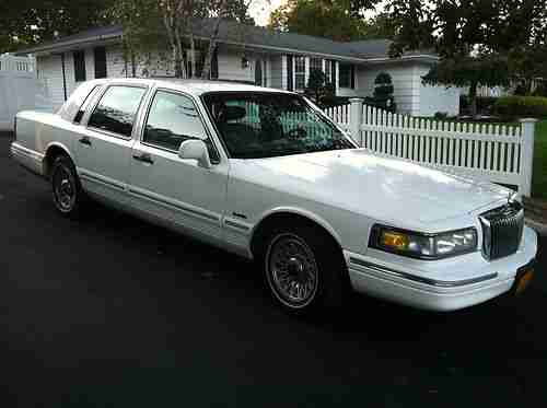 1997 Lincoln Town Car Make your best offer owner motivated, image 2