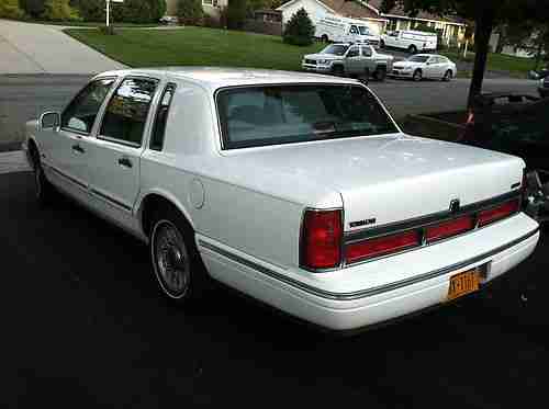 1997 Lincoln Town Car Make your best offer owner motivated, image 4