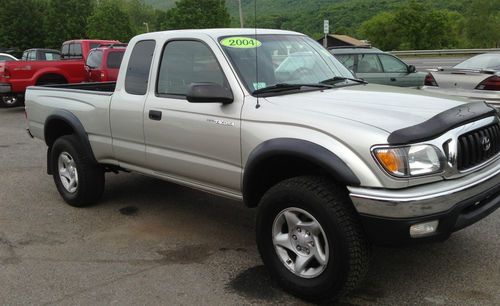 2004 toyota tacoma  extended cab 4x4  v6  new frame