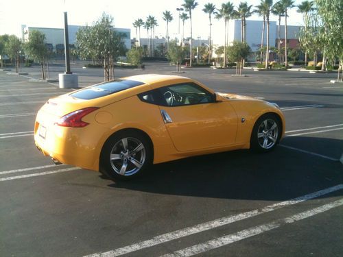 Like new, 7,900 miles, 2009 chicane yellow nissan 370z base coupe 2-door 3.7l