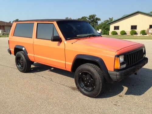 1988 jeep cherokee 2 door 4x4/4x2 5-speed runs great. interior stripped -no rust