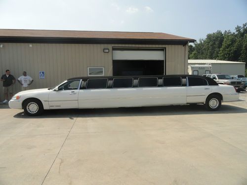 2001 Lincoln Town Car Executive 175