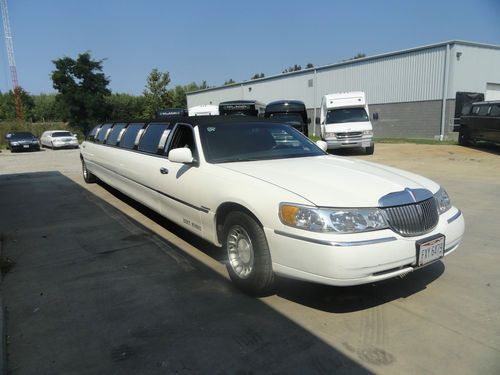 2001 Lincoln Town Car Executive 175