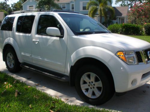 2005 nissan pathfinder le 4wd- like new