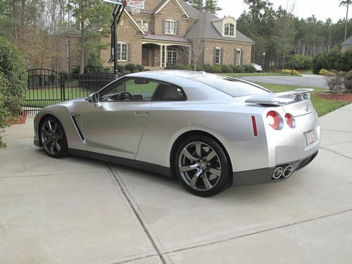 2009 nissan gt-r premium coupe 2-door 3.8l