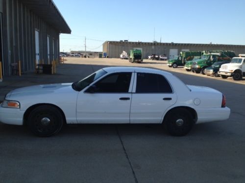 2003 ford crown victoria 4 door sedan