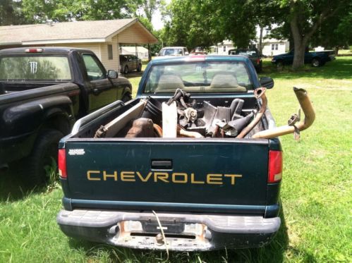 1998 Chevrolet S10 Base Standard Cab Pickup 2-Door 2.2L, image 2