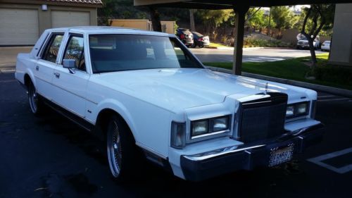 1988 lincoln town car signature sedan 4-door 5.0l