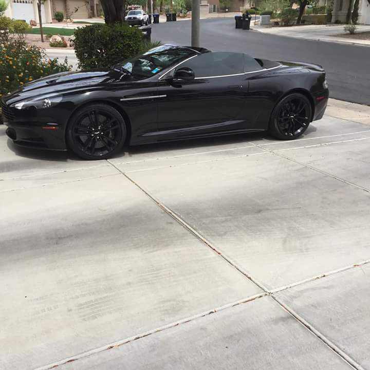 Aston martin dbs volante