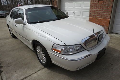 2003 lincoln town car executive sedan 4-door 4.6l