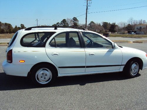 Clean low mile 1997 hyundai elantra gls wagon 5-door 1.8l runs 100% no reserve