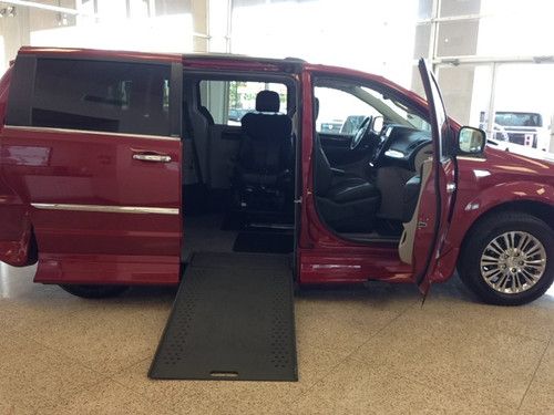 2011 chrysler town &amp; country limited rollx wheelchair nav, dvds, 4k miles