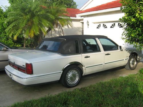 Lincoln Town Car Signature, image 3