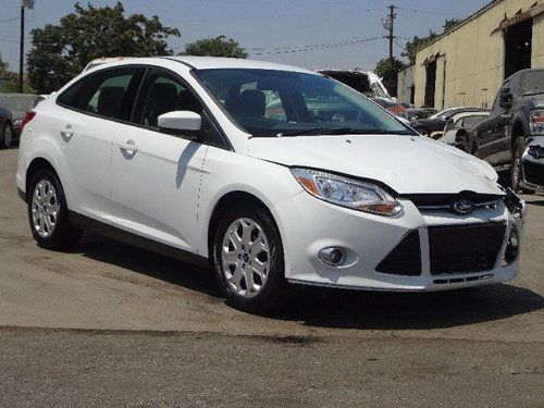 2012 ford focus se sedan damaged salvage only 20k miles economical nice unit!!