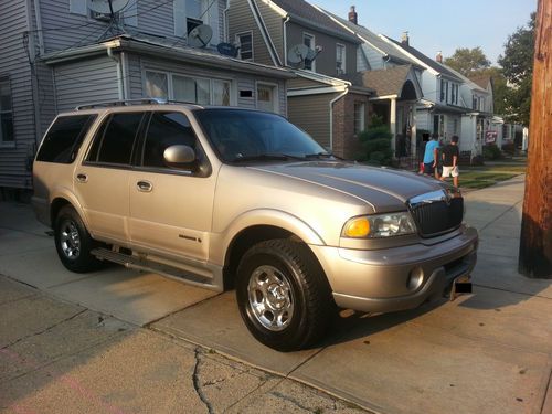 2001 lincoln navigator clear title, leather, wood trim, seats 7 *low reserve*