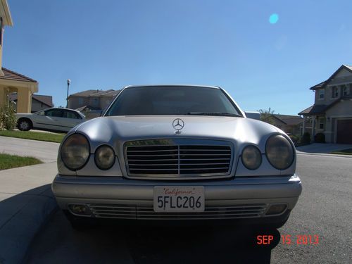 1999 Mercedes-Benz E300 TurboDiesel 4D Sedan EPA 26 / 36 MPG City / HighWay, image 2