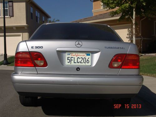 1999 Mercedes-Benz E300 TurboDiesel 4D Sedan EPA 26 / 36 MPG City / HighWay, image 3