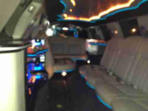 2004 Lincoln Town Car Signature Sedan 4-Door 4.6L, US $19,500.00, image 9