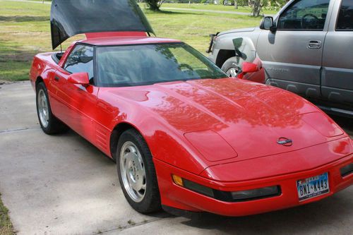 Red corvette  40th anniversary edition   coupe 2 with exchangeable tops smoke an