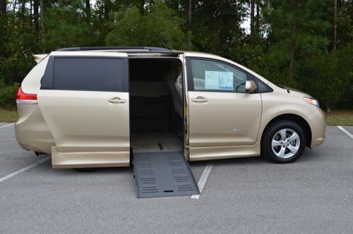 2012 toyota sienna le braunability handicap van one owner!