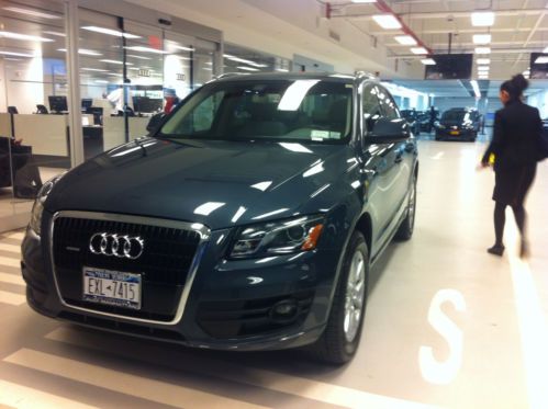 Dark gray audi q5