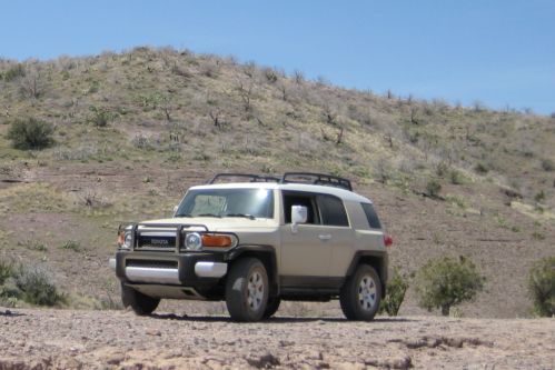 2008 toyota fj cruiser 4x4  low miles &amp; loaded - subwoofer, offroad pkg, tow pkg