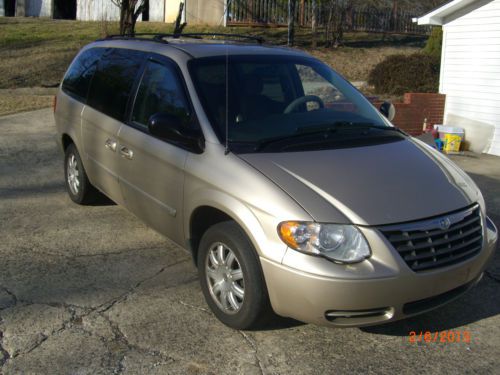 2006 chrysler : town &amp; counrty touring, stow n go seating