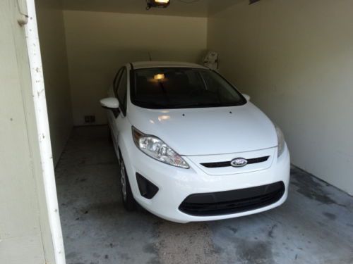 2013 ford fiesta se hatchback with 14533 miles and remaining factory warranty.