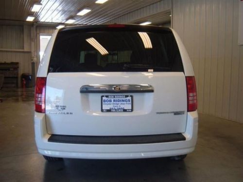 2010 chrysler town & country touring
