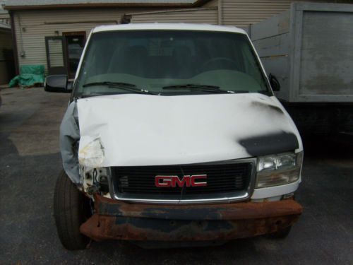 2004 gmc safari base standard passenger van 3-door 4.3l body damage