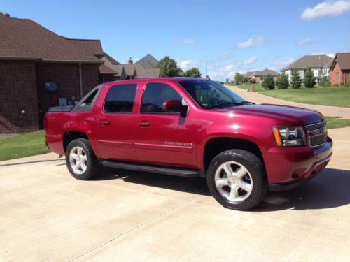 2007 lt2 chevy avalanche in excellent condition!!
