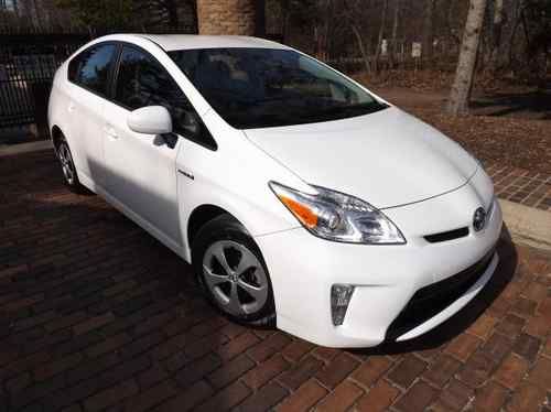 2013 toyota prius hybrid.no reserve.cruise/alloys/only 172 miles/ clear title