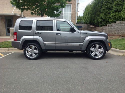 Jeep: 2012 liberty jet limited 4wd only 8,700k miles loaded!!!