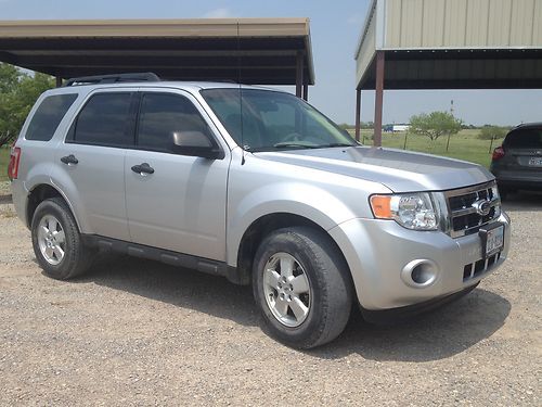 2011 ford escape xls sport utility 4-door, low miles. super clean.