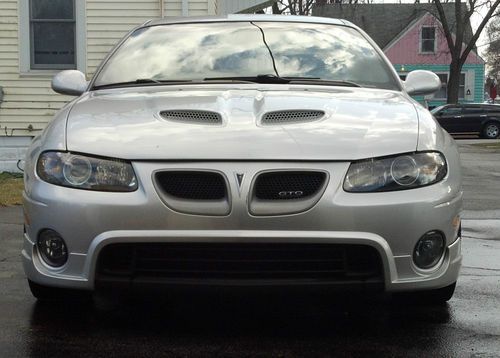 2004 pontiac gto base coupe 2-door 5.7l