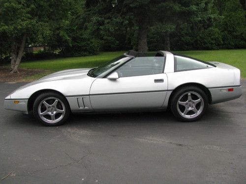 1984 chevrolet corvette  silver/gray  excellent condition